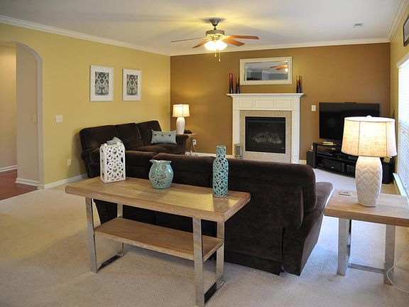 3rd image of 547 Garnet Hill Dr