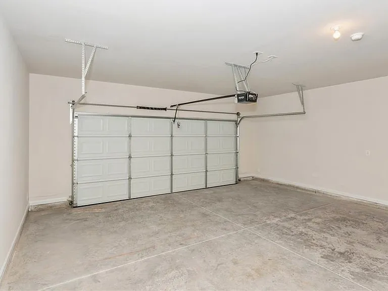 668 Mackenzie Cv — Photo 31