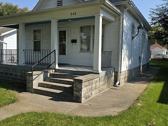 3rd image of 909 W 1st St
