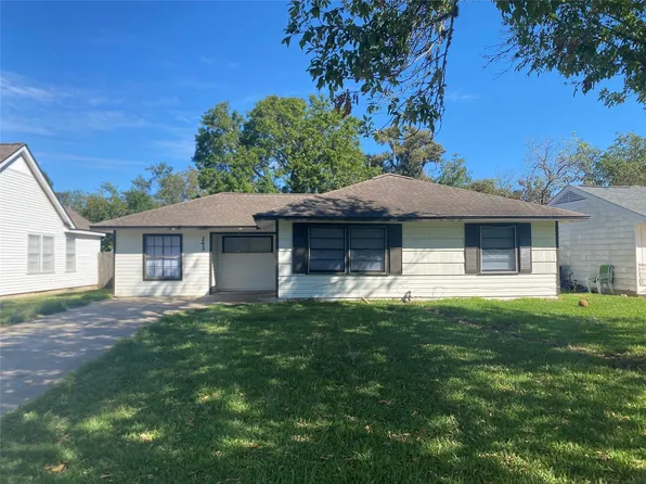 243 Acacia St, Lake Jackson, TX 77566