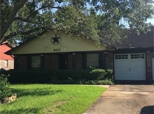 923 Robinwood Dr, Stafford, TX 77477