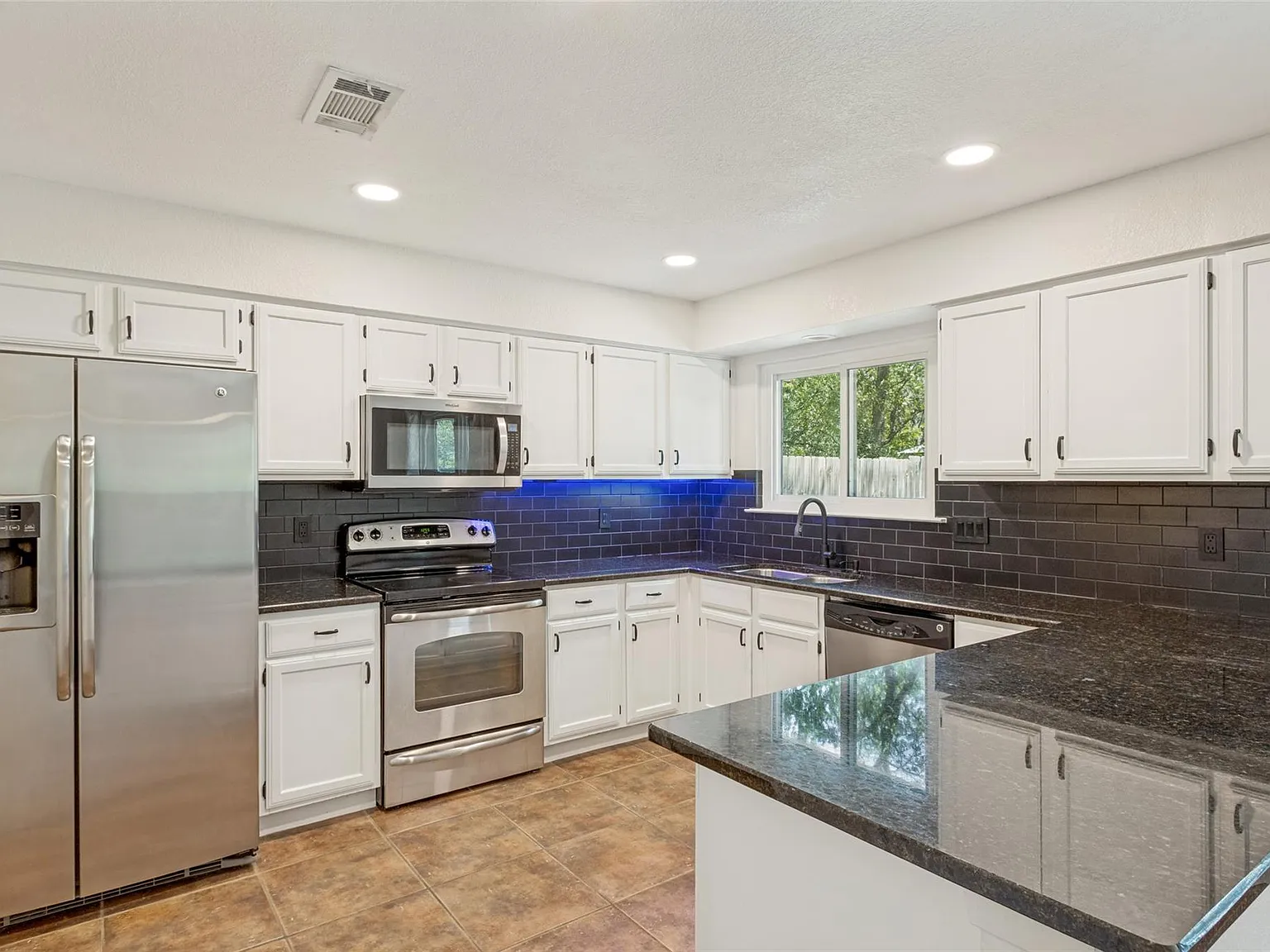 3 bed, 2.0 bath, 1643 sqft, $2,500 — Photo 4