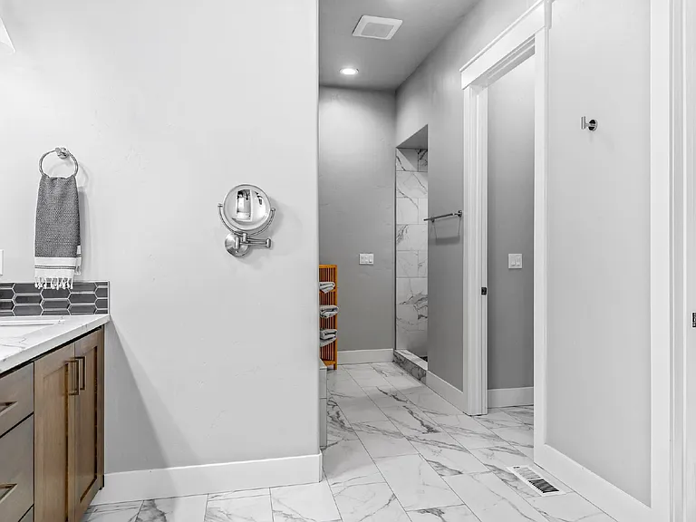 2934 E Murchison St — Photo 15