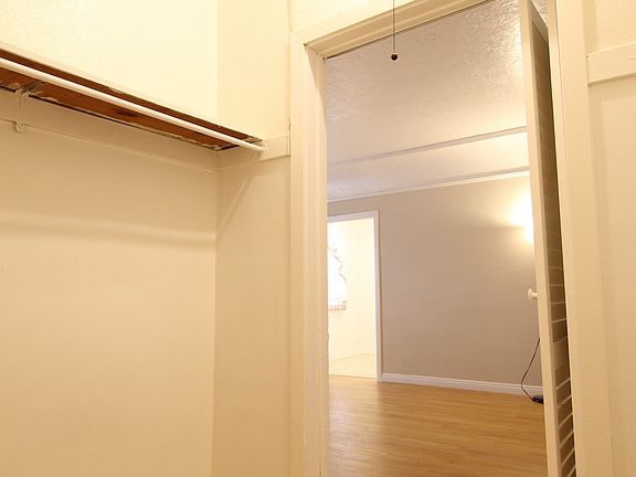 3rd image of 112 S Manhattan Pl