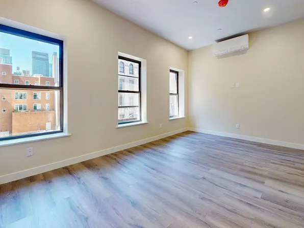 317 W 48th St #4F, New York, NY 10036