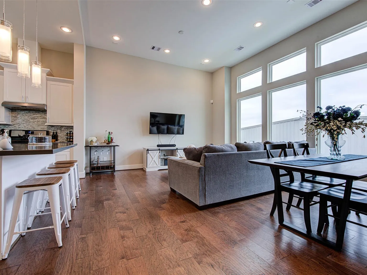 3 bed, 2.5 bath, 1605 sqft, $2,450 — Photo 2