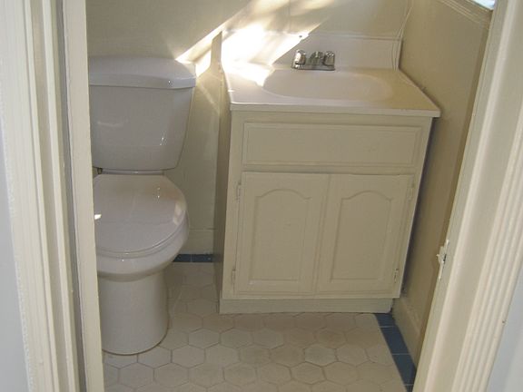 4th image of 338 N New Hampshire Ave APT 1