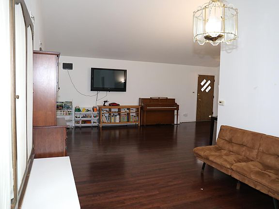 2nd image of 636 Leamington Ave