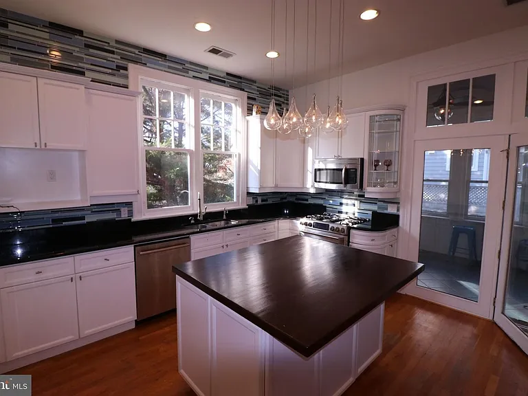 1702 N Wakefield St — Photo 13