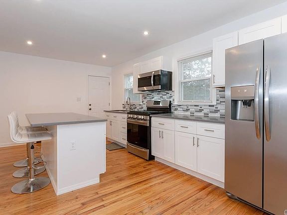 4th image of 1361 Berkley St