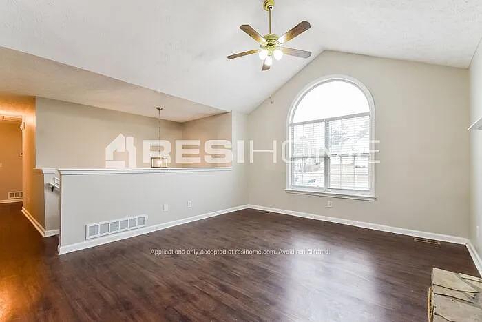 Building Photo - 215 N Willow Ct