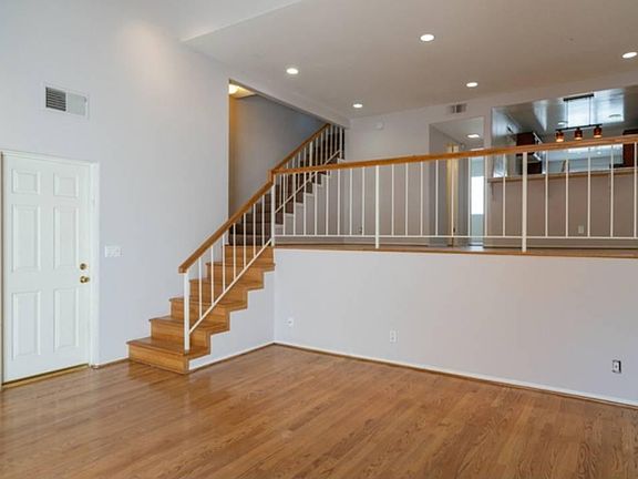4th image of 18344 Collins St Unit C