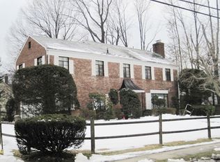 16 Wooleys Ln, Great Neck, NY 11023