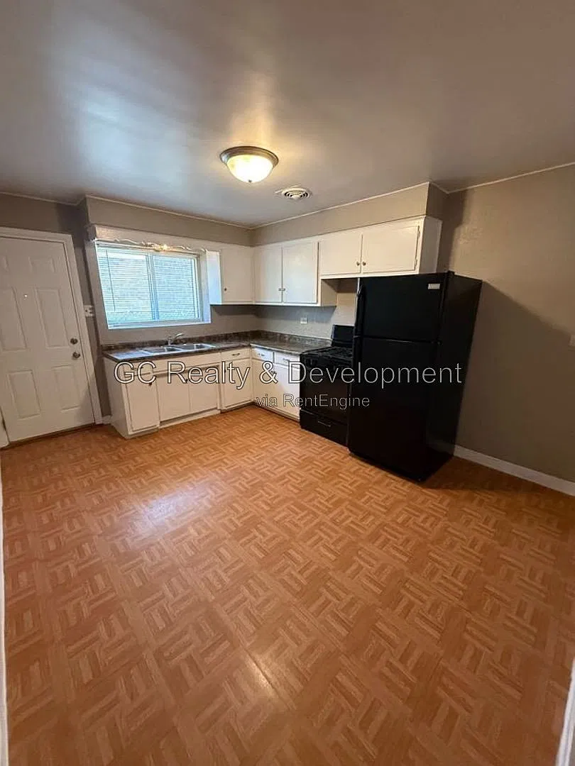 2 bed, 1.0 bath, 744 sqft, $1,275 — Photo 3