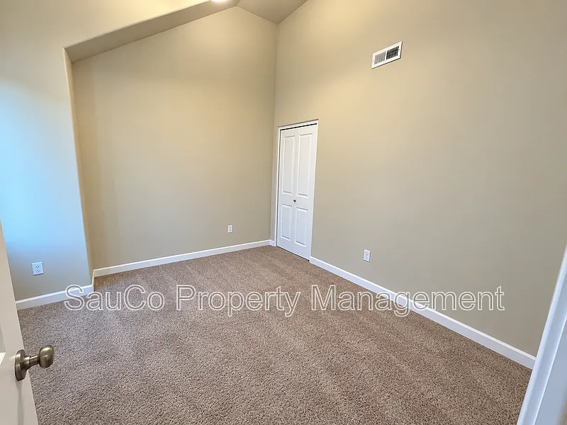 4 bed, 4.0 bath, 2122 sqft, $2,800 — Photo 4