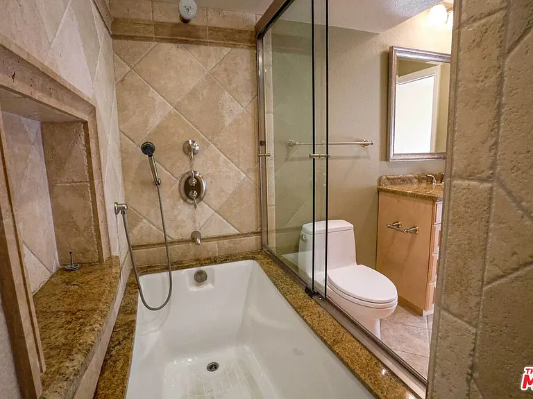 17097 Palisades Cir — Photo 16