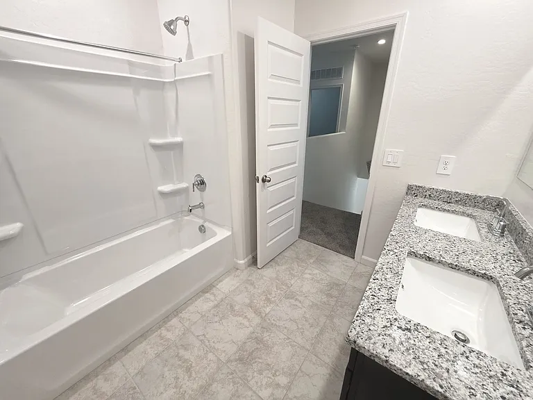 2844 W Shepperd Ave — Photo 28