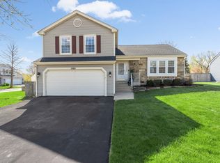 1060 Bristol Trail Rd, Lake Zurich, IL 60047