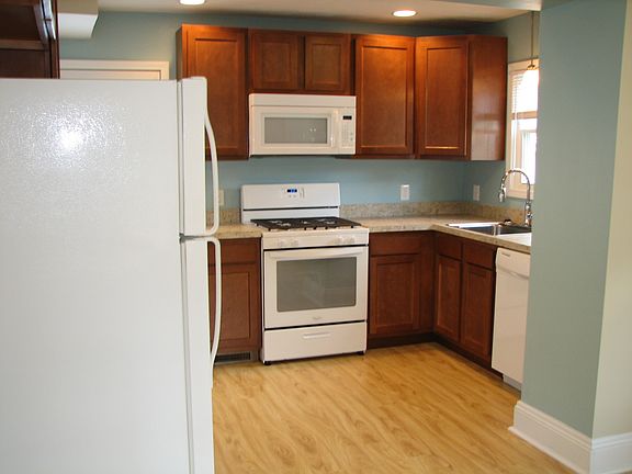 3rd image of 578 Essex St