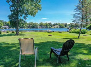 6376 Buckshore Dr, Whitmore Lake, MI 48189