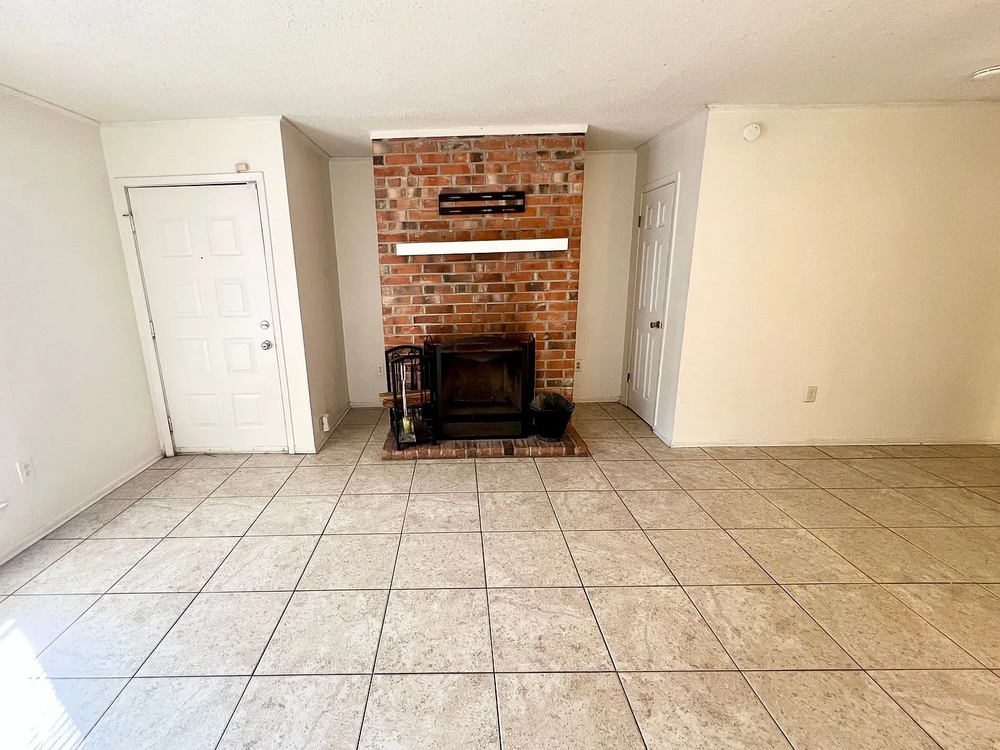 1940 Southpointe Dr — Photo 4
