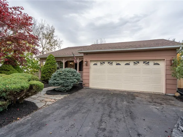 211 Cave Holw, West Henrietta, NY 14586