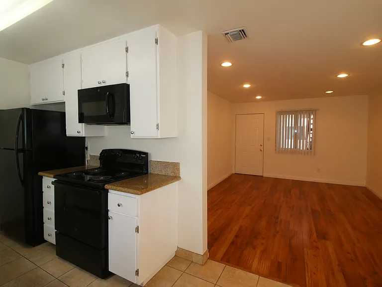 Nordhoff Apartments — Photo 13