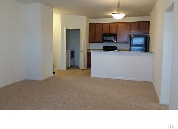 2nd image of 1015 E Summerfield Gln