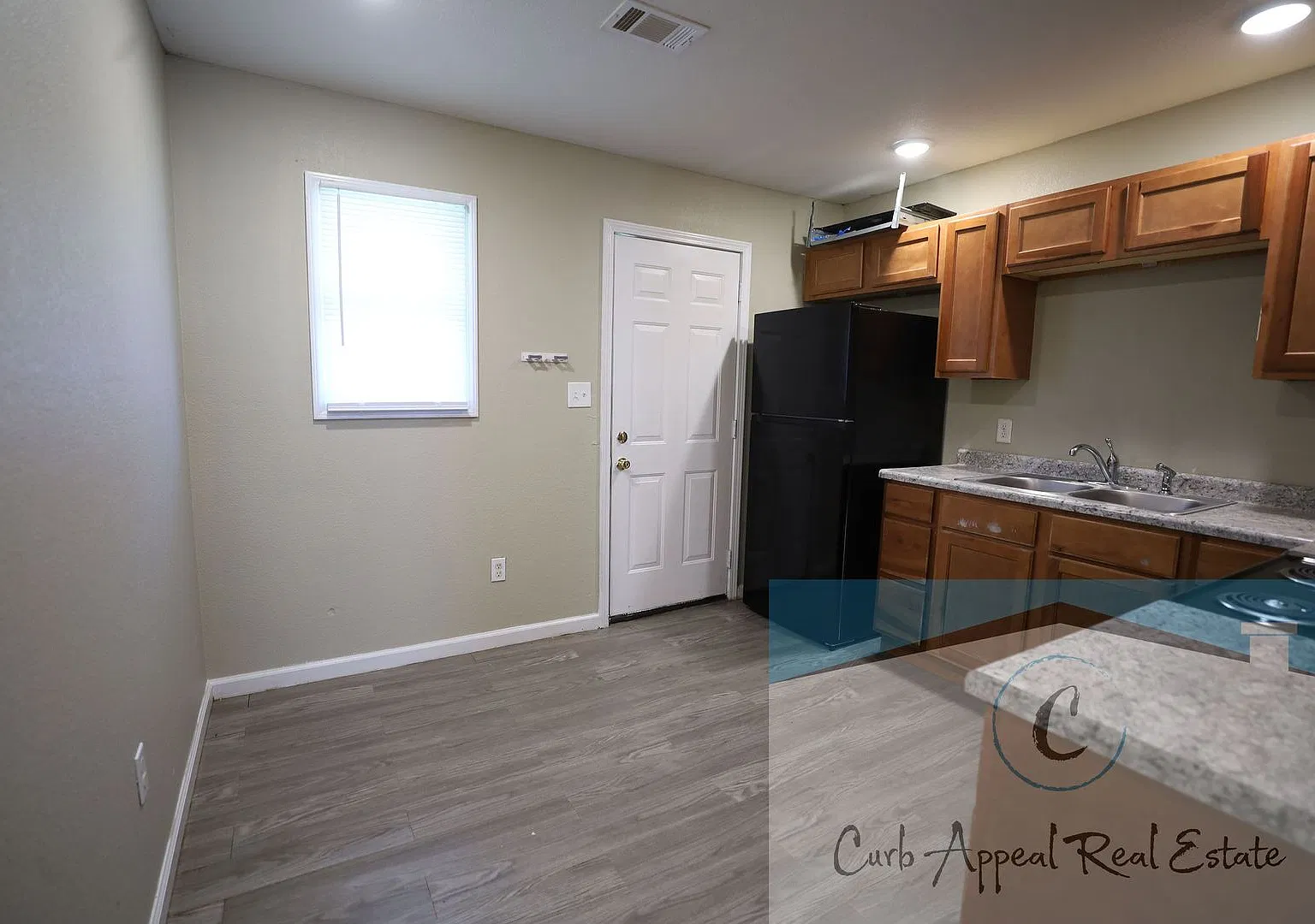 2419 Dudley — Photo 2