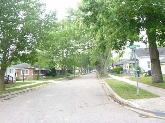 Exterior Neighborhood (street photo)
