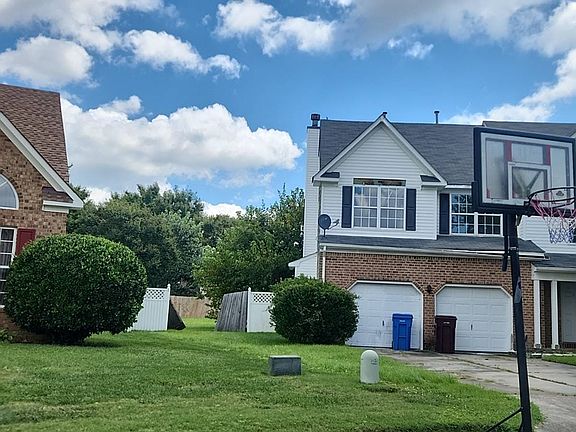 3rd image of 906 Willow Brook Ct