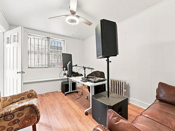 3rd image of 6216 Vine St