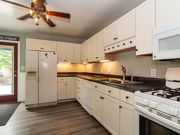 3rd image of 2423 Eastfield Dr