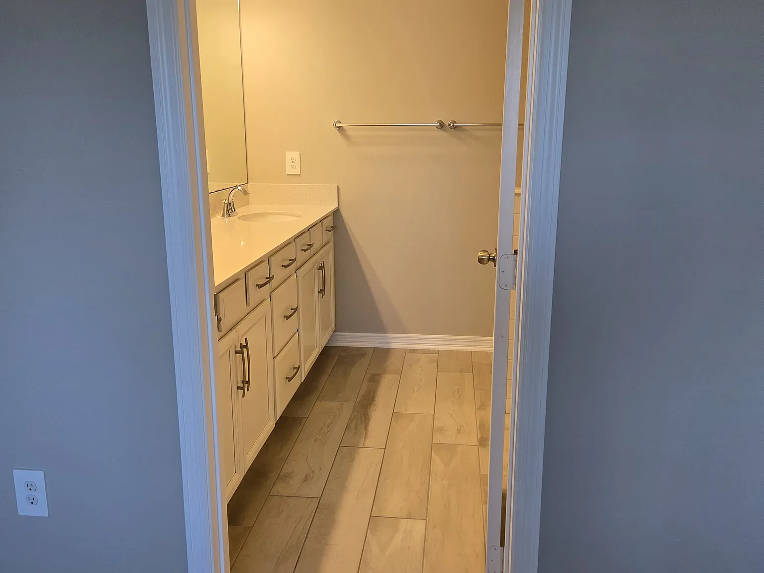 3 bed, 2.5 bath, 1379 sqft, $2,300 — Photo 4