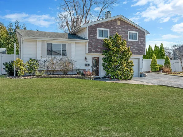 3011 Acorn Avenue, Medford, NY 11763