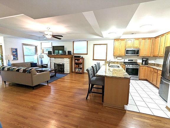 2nd image of 837 W Ainslie St APT 2E