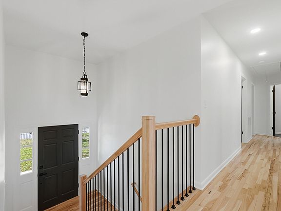 5th image of 615 N Valley Dr