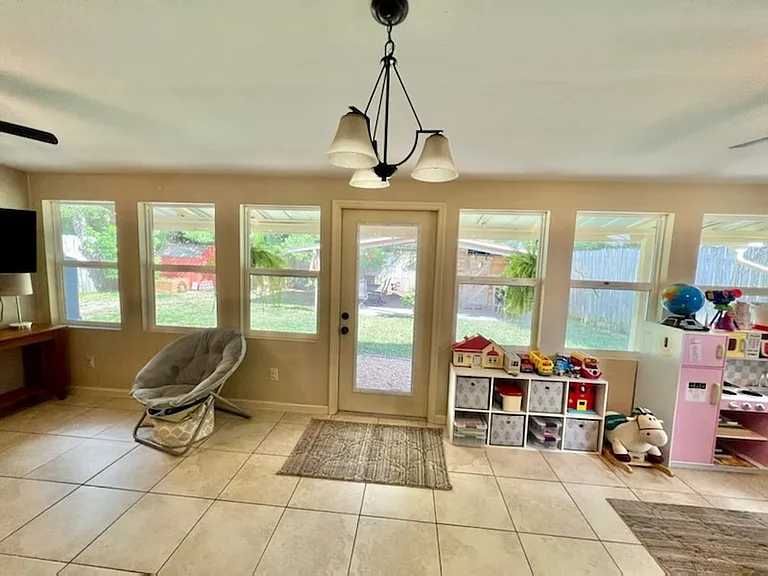 334 Plymouth Ave — Photo 3