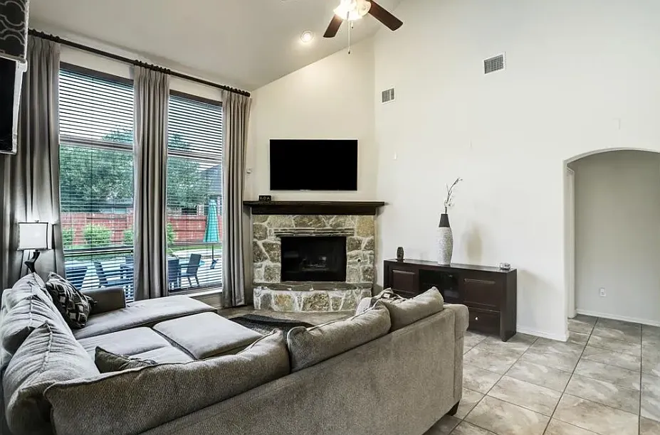 4 bed, 3004 sqft, $2,950 — Photo 3