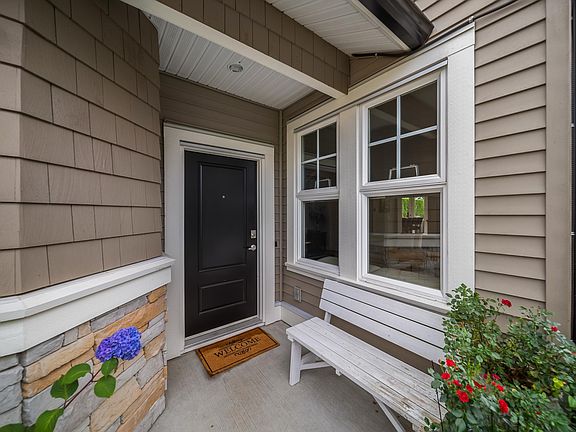 4th image of 19452 Fraser Way #28