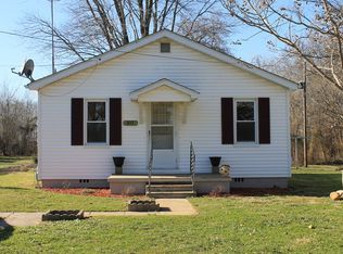 813 N State St, Crossville, IL 62827