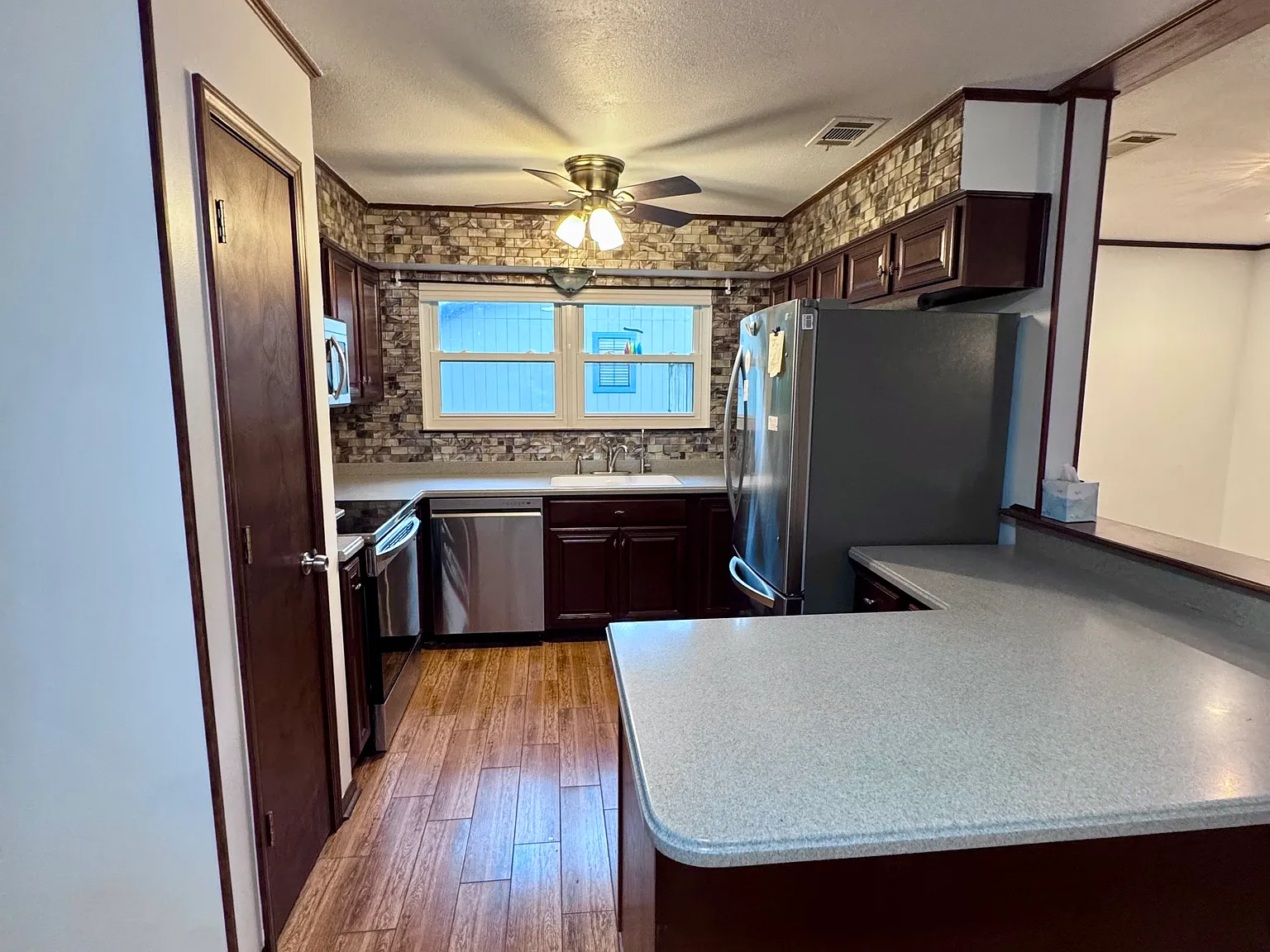 3 bed, 1567 sqft, $2,300 — Photo 4