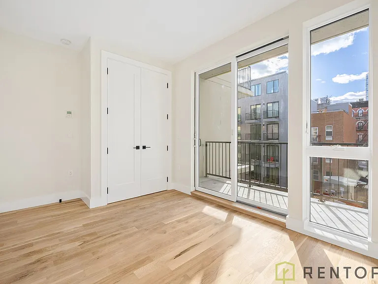 272 S 1st St #4C — Photo 4