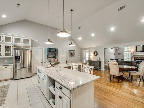 5th image of 1125 W Lovers Ln