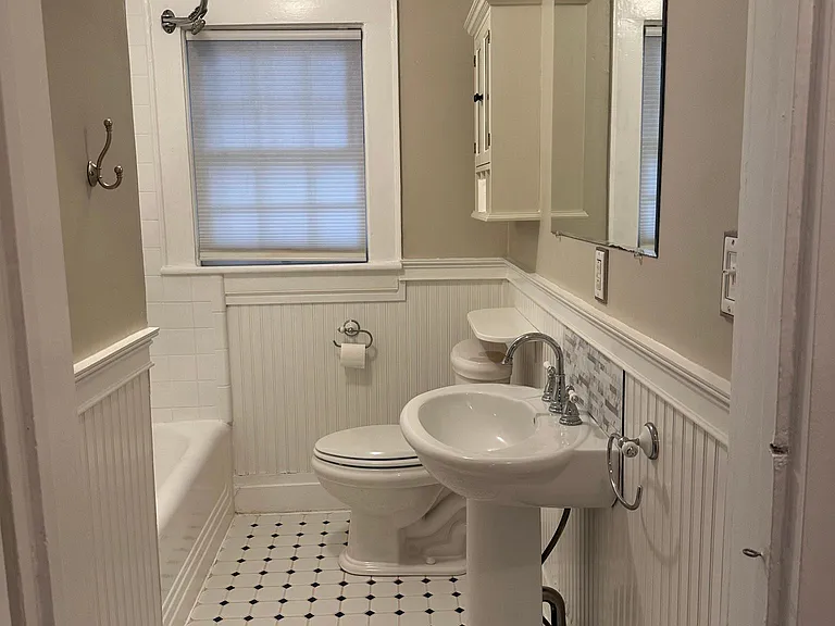 819 W Knox St — Photo 24