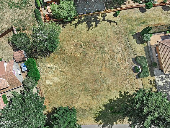 3rd image of 825 NW Highland Cir