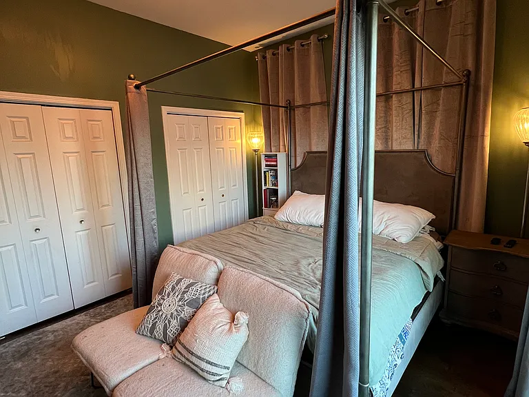 Main Bedroom Suite (Private Bathroom)