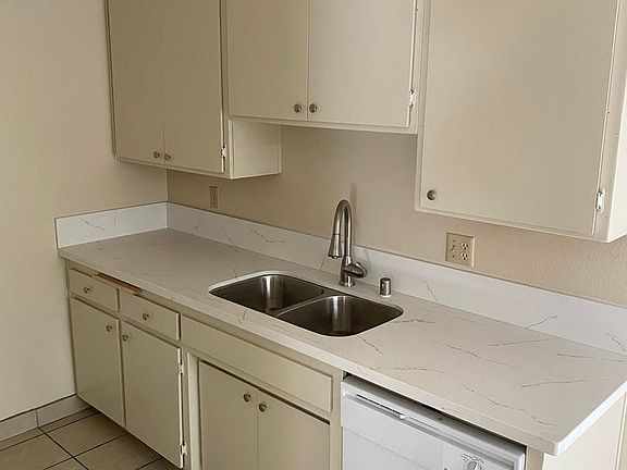 4th image of 3726 Jasmine Ave #115