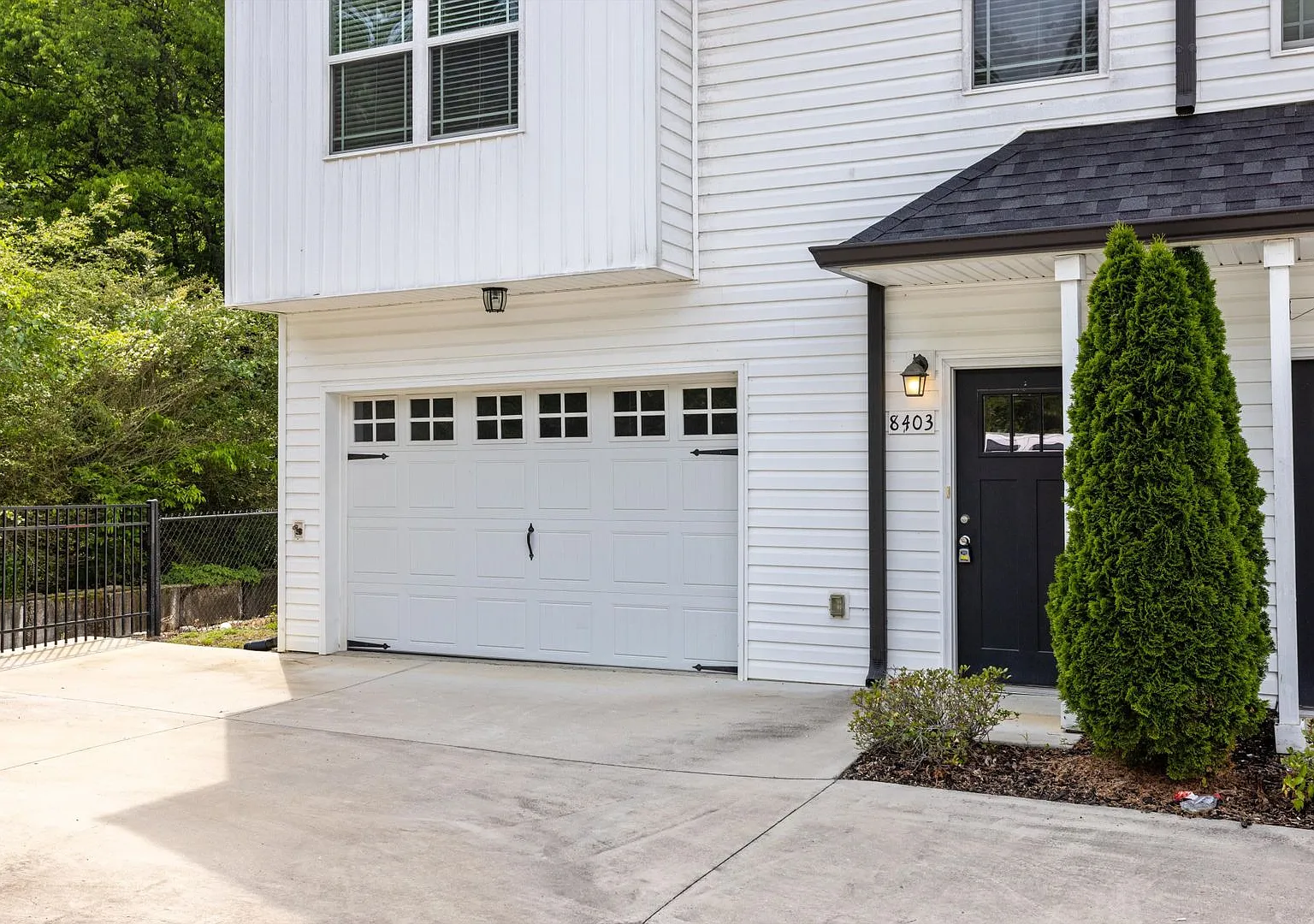 4 BR | 2.5 BA | Townhome Close to Volkswagen, Amazon & Fed Ex — Photo 3