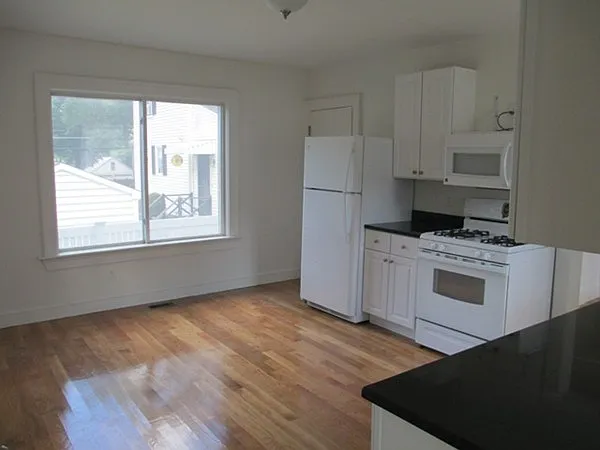 2 bed, 1.5 bath, 1300 sqft, $3,900 — Photo 3